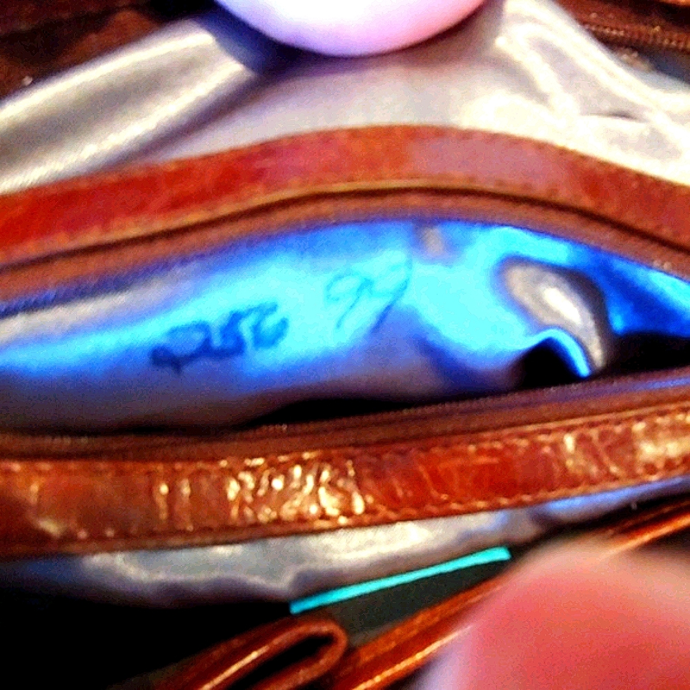 The SAK Leather footed purse. - Picture 7 of 7